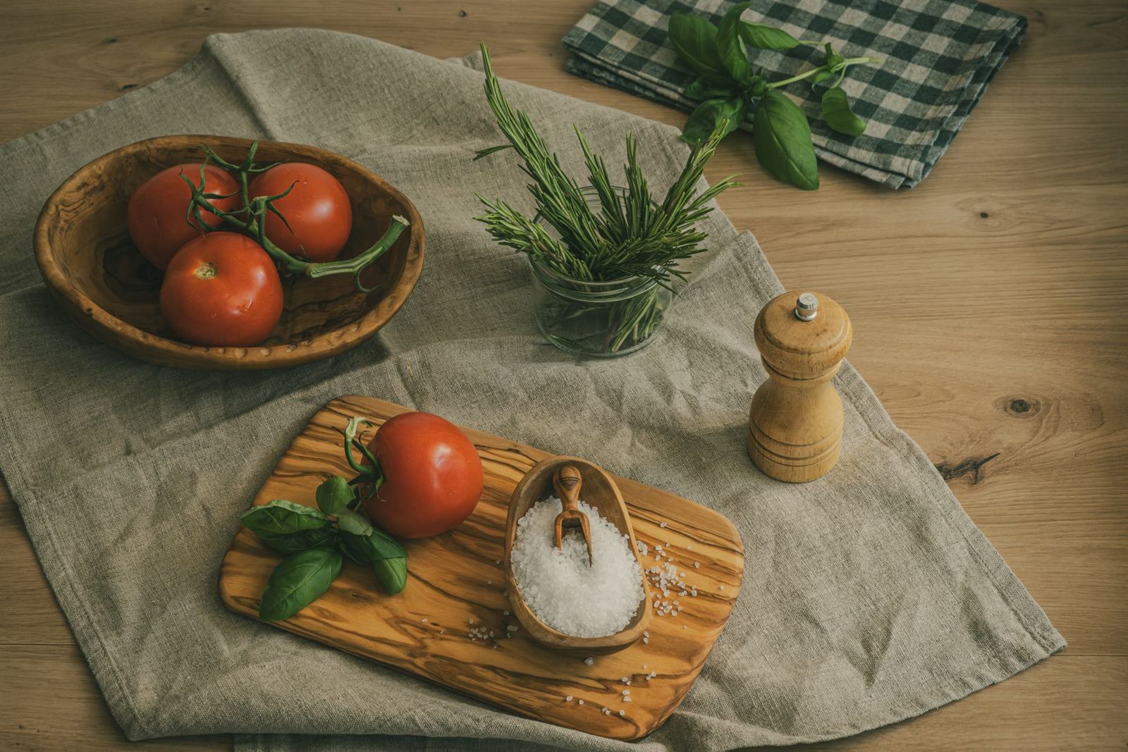 Basilic frais et tomates sur une planche en bois, photo d'illustration