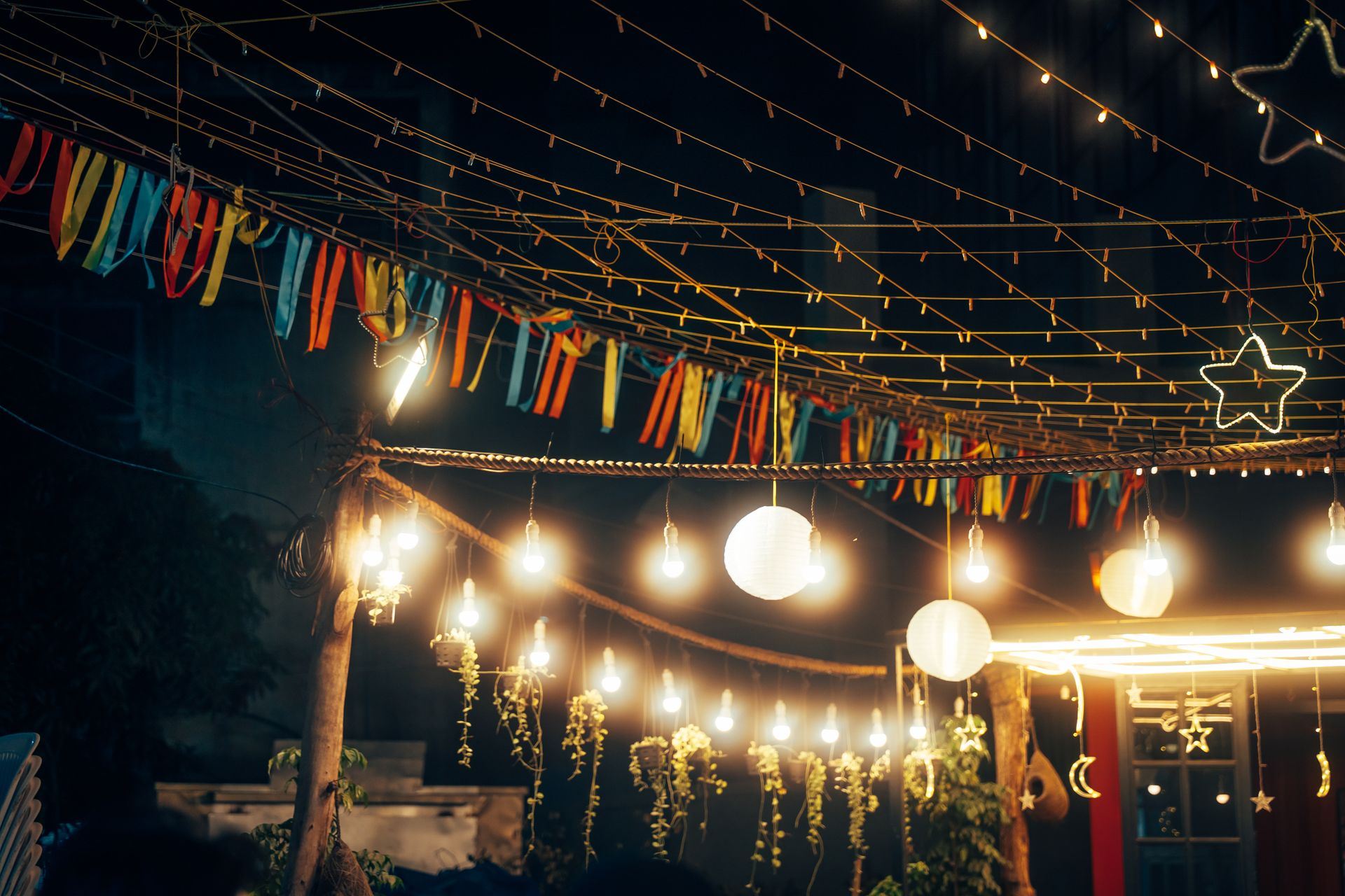 Soirée en terrasse sous des guirlandes lumineuses, photo d'illustration